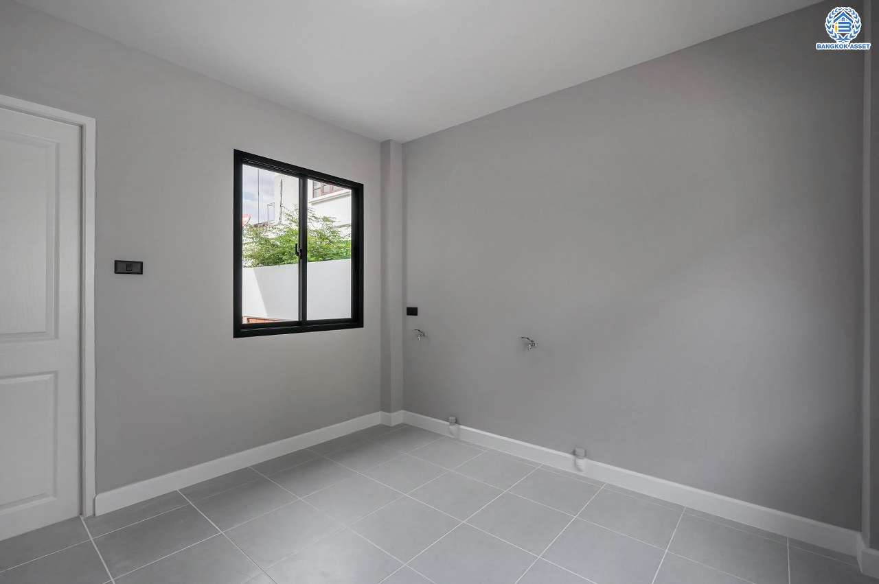 บ้านเดี่ยวฟิลคฤหาสน์มือสองตกแต่งใหม่ แบรนด์ LH ดีไซน์สุดหรูหรา โครงการ ลดาวัลย์ ปิ่นเกล้า เนื้อที่ 178.6 ตร.ว. บนพื้นที่ใช้สอยถึง 651.84 ตร.ม. ฟังก์ชันจัดเต็ม 5 ห้องนอน 7 ห้องน้ำ  1 ห้องแม่บ้าน จอดรถได้ถึง 3 คัน ทำเลศักยภาพติดถนนบรมราชชนนี เชื่อมต่อหลายเส้นทาง ใกล้มหาวิทยาลัยมหิดล และเซ็นทรัลศาลายา